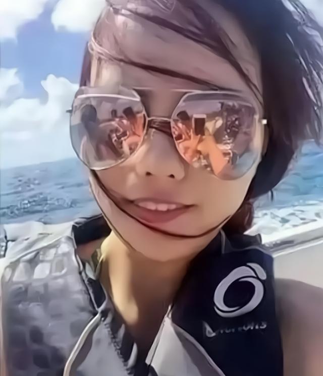 姑娘,自拍的时候要注意点,墨镜都暴露你的秘密了!哈哈 姑娘,自拍的时候要注意点,墨镜都暴露你的秘密了!哈哈