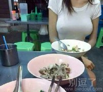 对面坐着个大美女。。