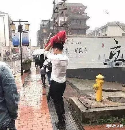 “反正人长得美，穿衣服就任性，走在大街上也不用怕尴尬”哈哈哈哈哈！！！