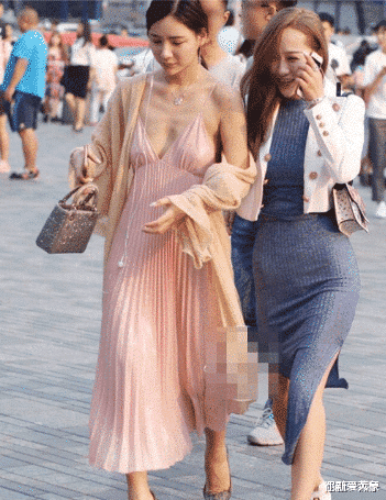 “反正人长得美,穿衣服就任性,走在大街上也不用怕尴尬”哈哈哈哈哈!!! “反正人长得美,穿衣服就任性,走在大街上也不用怕尴尬”哈哈哈哈哈!!!