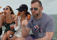 吃货和女神的姿势。。