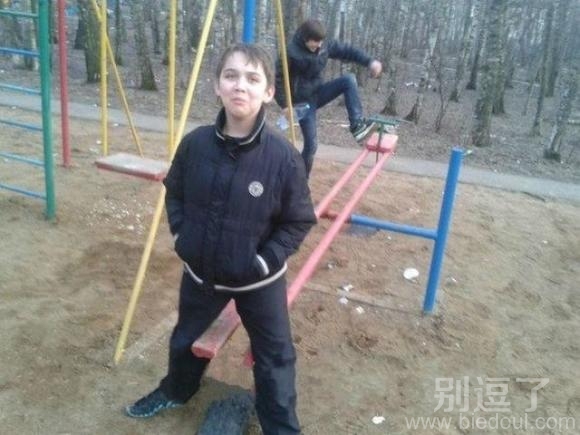 前面的骚年，快躲开