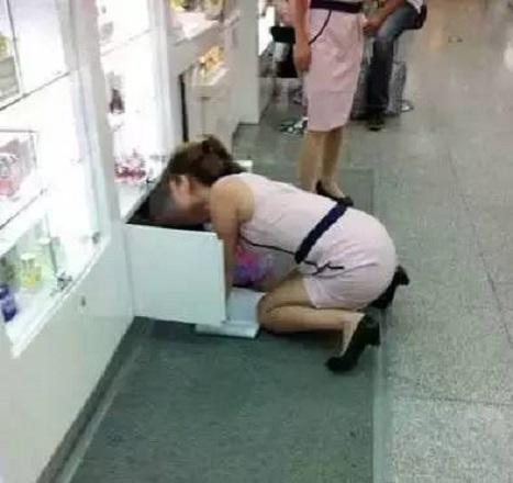 每日一笑:妹子穿裙子还这个姿势,就不觉得尴尬吗 每日一笑:妹子穿裙子还这个姿势,就不觉得尴尬吗