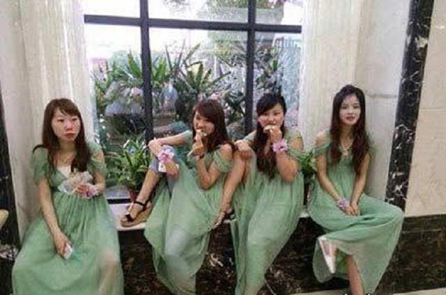 每日一笑:妹子穿裙子还这个姿势,就不觉得尴尬吗 每日一笑:妹子穿裙子还这个姿势,就不觉得尴尬吗