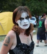 刚唱完京剧出来吧