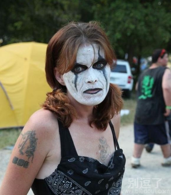 刚唱完京剧出来吧