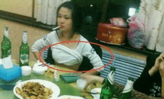 妹子,咱出门能不能注意一些,这衣服多少有些尴尬啊哈哈哈! 妹子,咱出门能不能注意一些,这衣服多少有些尴尬啊哈哈哈!