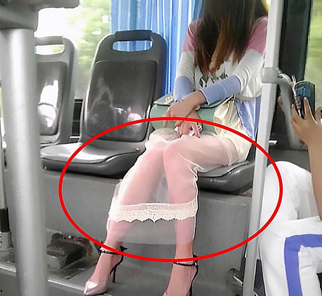 姑娘,你穿这么时髦的裤子上车,难道就不怕遇到危险吗? 姑娘,你穿这么时髦的裤子上车,难道就不怕遇到危险吗?