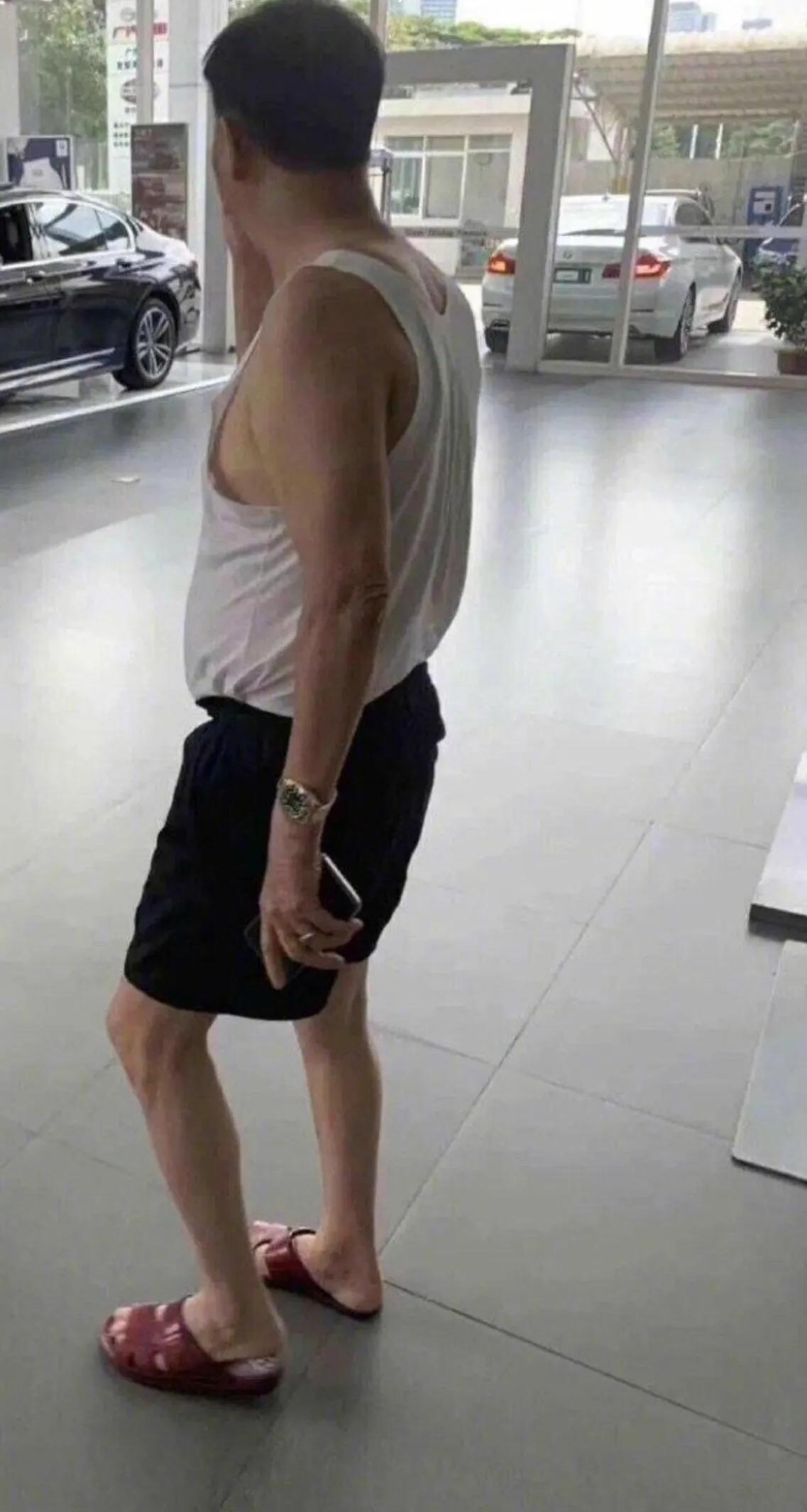 “你永远不懂的广东土豪,7系给我来6部!”哈哈哈 “你永远不懂的广东土豪,7系给我来6部!”哈哈哈