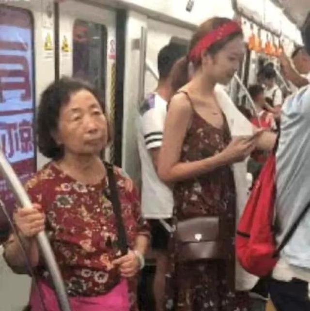 “撞衫不可怕,可怕的是和谁撞衫!”大妈气势碾压妹子,哈哈哈 “撞衫不可怕,可怕的是和谁撞衫!”大妈气势碾压妹子,哈哈哈
