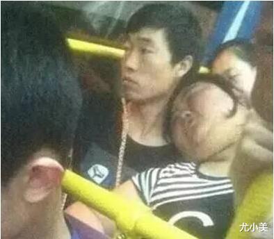 生无可恋的小伙子,你受苦了哈哈哈 生无可恋的小伙子,你受苦了哈哈哈