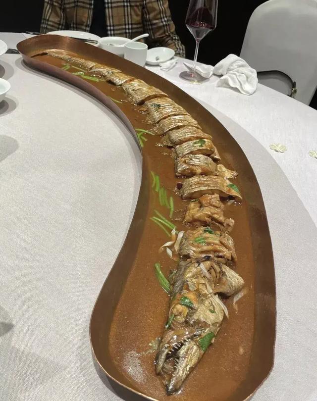 妹妹吵着跟哥哥上山掏马蜂窝,俩人回家就成这样了,这该怎么办? 妹妹吵着跟哥哥上山掏马蜂窝,俩人回家就成这样了,这该怎么办?