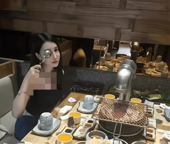 “妹子的衣服布料这么少能遮的住吗,都烂成这个样了还能穿?”哈哈哈 “妹子的衣服布料这么少能遮的住吗,都烂成这个样了还能穿?”哈哈哈