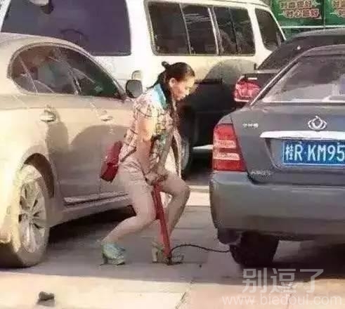 你司机用打气筒给汽车充气 你司机用打气筒给汽车充气