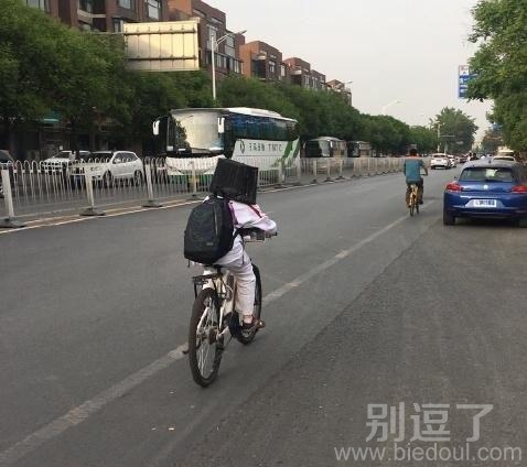 熊孩子这样骑车是不对的