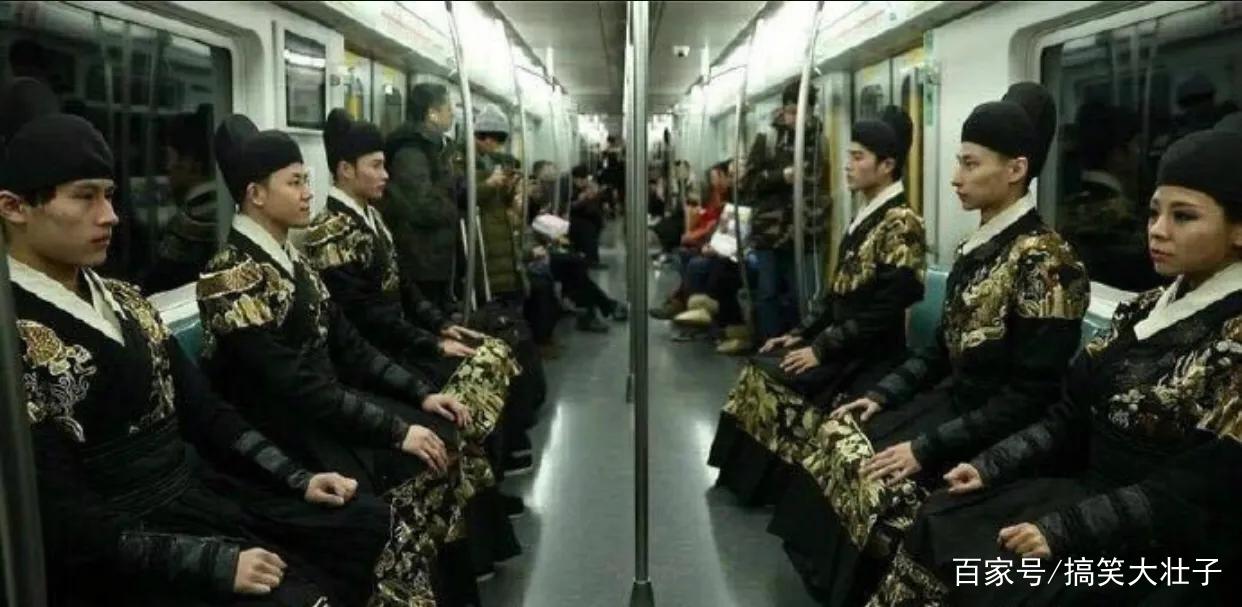“我走错片场了?坐地铁遇到锦衣卫?”你们的刀呢?哈哈哈 “我走错片场了?坐地铁遇到锦衣卫?”你们的刀呢?哈哈哈
