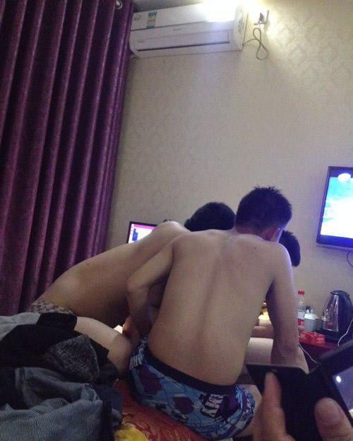 几个男生看啥呢