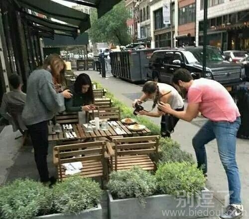 吃饭前先拍照，这是病，得治！