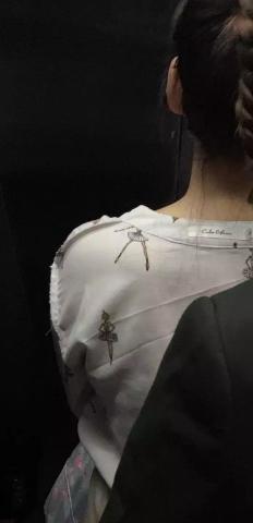 “无意中得知女票和我交往的真相,当场就给吓跪了,”哈哈哈哈哈…… “无意中得知女票和我交往的真相,当场就给吓跪了,”哈哈哈哈哈……