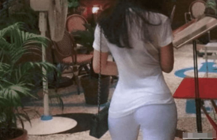 姑娘换身衣服再出门吧，穿这样很容易让人误会，那就尴尬了！哈哈没想到