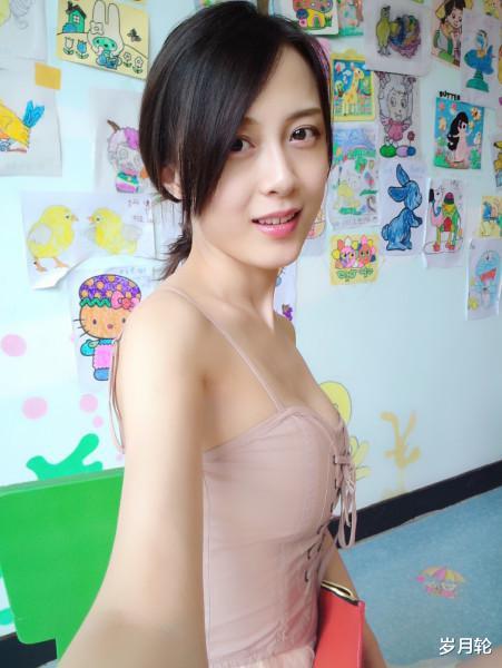 高铁上坐对面的妹子,真是居家极品,心动了哈哈哈 高铁上坐对面的妹子,真是居家极品,心动了哈哈哈