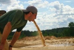 正在呕吐的大哥。 正在呕吐的大哥。