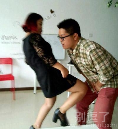 正在打架的两个人。