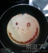 好诡异的笑脸...