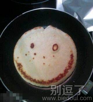 好诡异的笑脸...