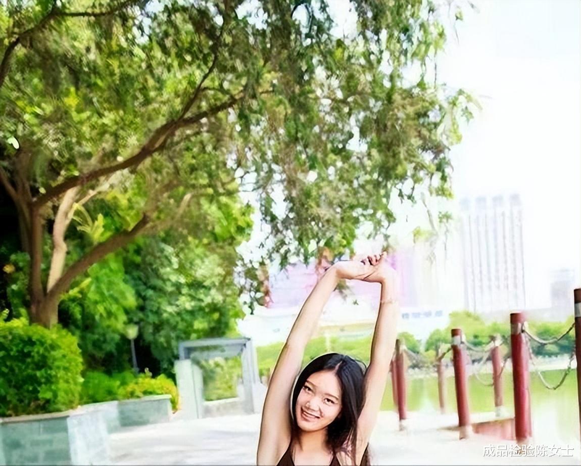 妹子,你在公园天天练这个姿势,都影响大爷跑步了! 妹子,你在公园天天练这个姿势,都影响大爷跑步了!