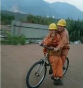 马路上遇到一个骑自行车的逗比哥们