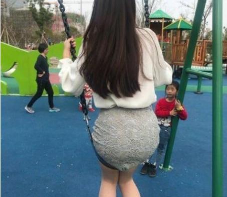 美女,让玩一会吧哈哈哈哈哈,看到旁边孩子可怜的眼神了吗? 美女,让玩一会吧哈哈哈哈哈,看到旁边孩子可怜的眼神了吗?