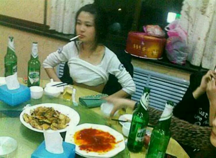 美女,让玩一会吧哈哈哈哈哈,看到旁边孩子可怜的眼神了吗? 美女,让玩一会吧哈哈哈哈哈,看到旁边孩子可怜的眼神了吗?