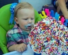 好大的冰激凌，宝宝吃不完