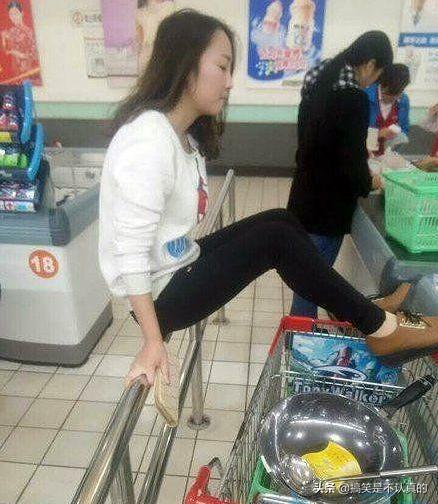 妹子,逛超市能不能有点素质,这么多人看着呢,你也不觉得脸红吗 妹子,逛超市能不能有点素质,这么多人看着呢,你也不觉得脸红吗