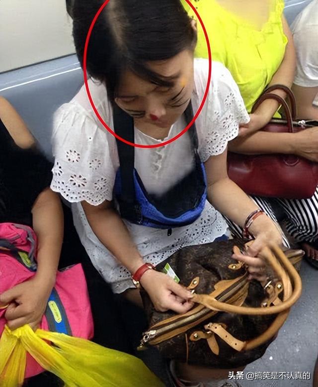 妹子,逛超市能不能有点素质,这么多人看着呢,你也不觉得脸红吗 妹子,逛超市能不能有点素质,这么多人看着呢,你也不觉得脸红吗