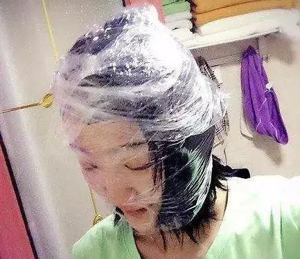 坐车遇到心动的小姐姐,该怎么跟她搭讪呢,网友:说她真大!哈哈 坐车遇到心动的小姐姐,该怎么跟她搭讪呢,网友:说她真大!哈哈