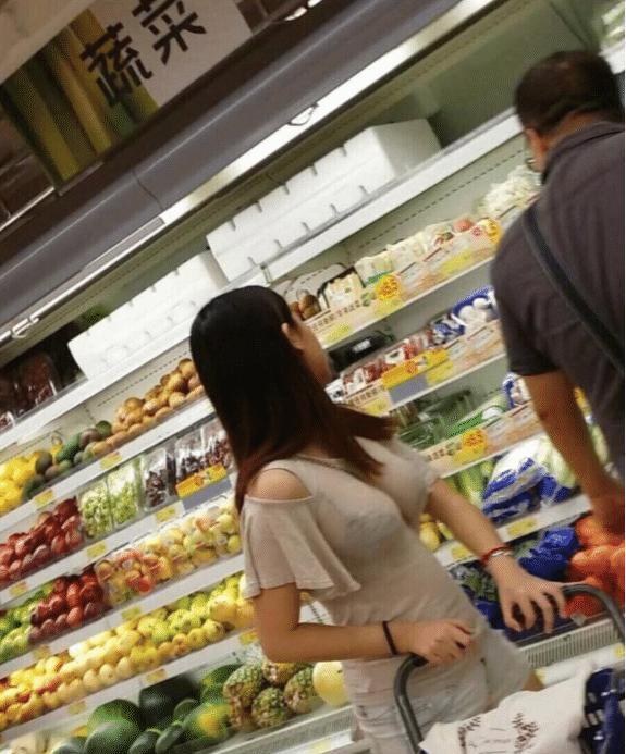 超市看见个妹子，衣服这么透，护甲都漏出来了想问在哪买的尴尬