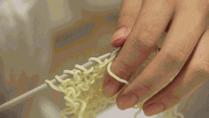 看来今天风有点大啊，把妹子的裤子都吹鼓了，哈哈哈好尴尬啊