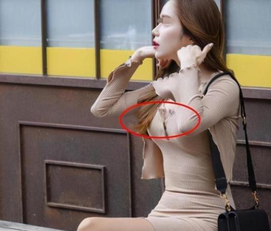 妹子公共场合矜持点吧,快把扣子系好,不然让人看到会很尴尬的! 妹子公共场合矜持点吧,快把扣子系好,不然让人看到会很尴尬的!