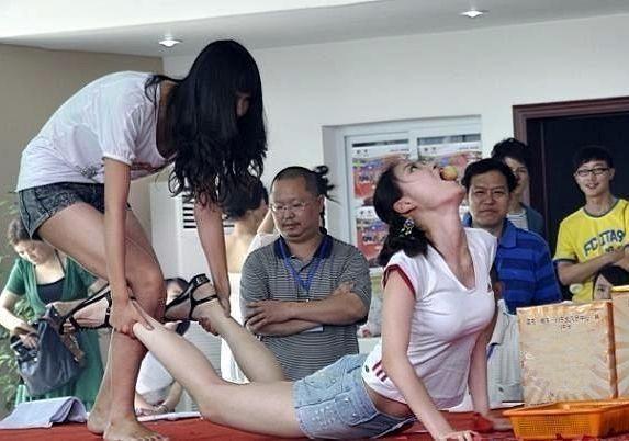 妹子你的心真大,这衣服跟没穿有啥区别,尴尬了 妹子你的心真大,这衣服跟没穿有啥区别,尴尬了