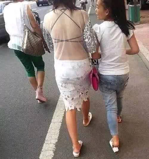 妹子你的心真大,这衣服跟没穿有啥区别,尴尬了 妹子你的心真大,这衣服跟没穿有啥区别,尴尬了