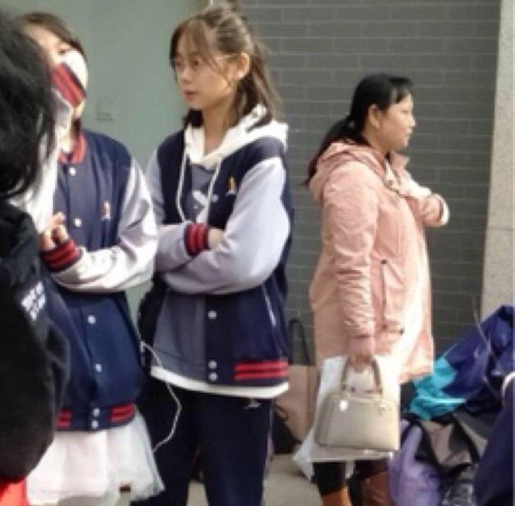 看到女同事躺在老板办公室睡着了,身旁还放着这个,太尴尬了哈哈 看到女同事躺在老板办公室睡着了,身旁还放着这个,太尴尬了哈哈