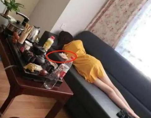 看到女同事躺在老板办公室睡着了,身旁还放着这个,太尴尬了哈哈 看到女同事躺在老板办公室睡着了,身旁还放着这个,太尴尬了哈哈