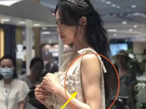 看到女同事躺在老板办公室睡着了,身旁还放着这个,太尴尬了哈哈 看到女同事躺在老板办公室睡着了,身旁还放着这个,太尴尬了哈哈