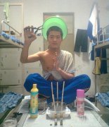 一个正在求佛的人。 一个正在求佛的人。