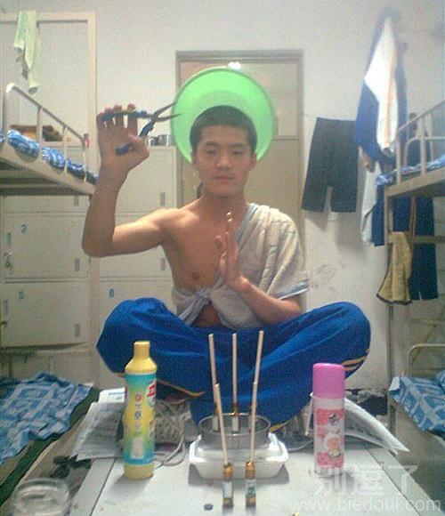 一个正在求佛的人。 一个正在求佛的人。