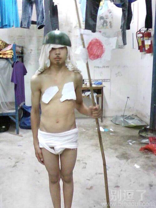 穿着卫生纸的人。 穿着卫生纸的人。