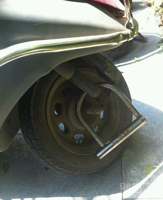 一个被锁住的车。 一个被锁住的车。
