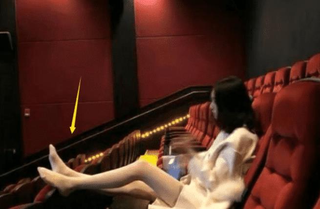 妹子昨晚干什么了,连路都走不好了,不敢想象画面哈哈 妹子昨晚干什么了,连路都走不好了,不敢想象画面哈哈